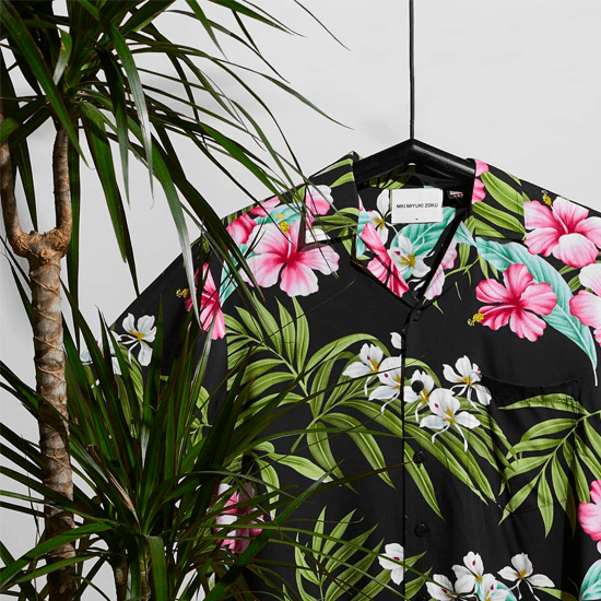 TROPICAL VIBES WITH THIS MKI VACATION SHIRT.